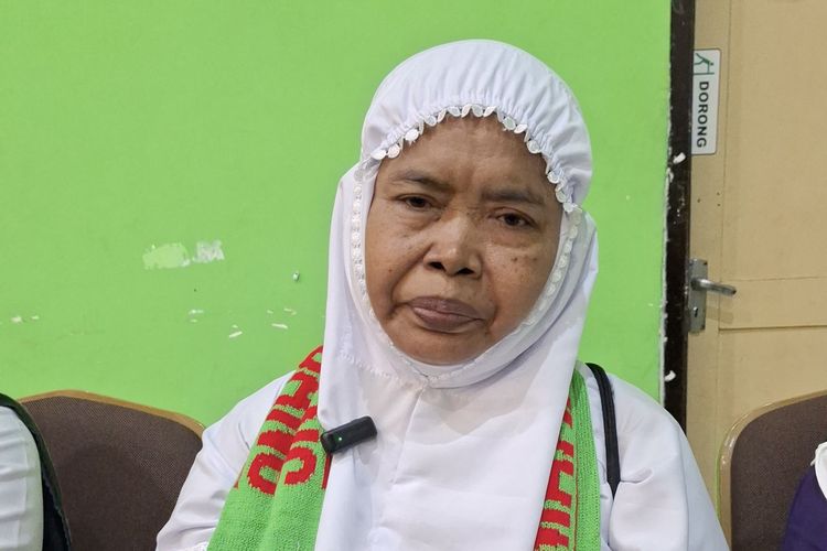 Penjual cireng asa Jombang, Nanik Hariyati, termasuk jemaah haji dari Embarkasi Surabaya tahun 2025, Rabu (7/5/2025).
