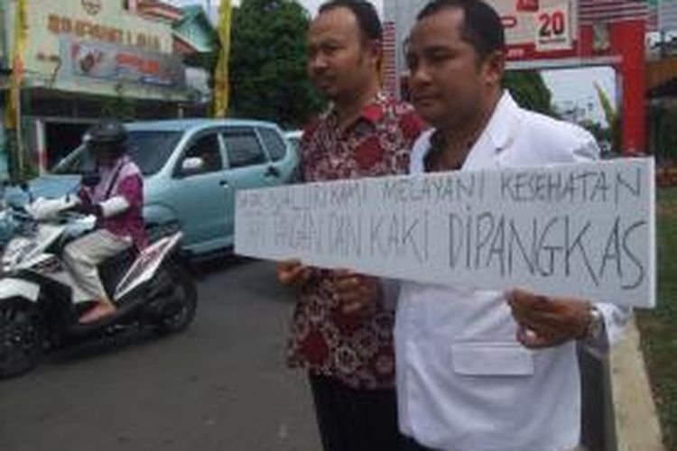 dr. Purwanto dan dr.  Syamsul Muarif menolak bentuk kriminalisasi dokter di Simpang Lima Kabupaten Banyuwangi Rabu (27/11/2013)