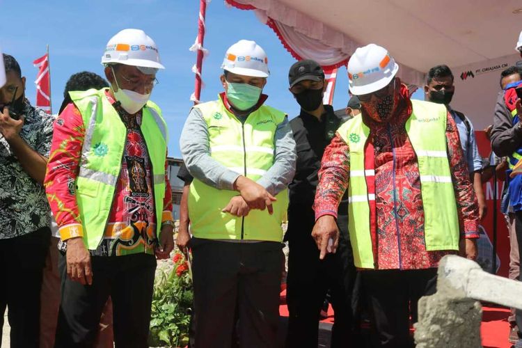 Gubernur Maluku, Murad Ismail meletakan batu pertama pembangunan pasar Mardika Ambon, Kamis (27/1/2022)