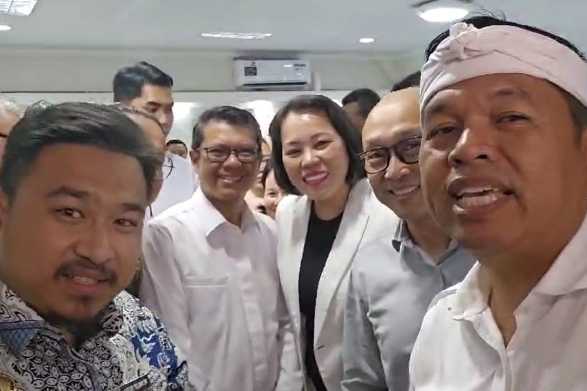 Gubernur Jawa Barat Dedi Mulyadi usai rapat selama 20 menit dengan pengelola pabrik mobil BYD di Subang, Jawa Barat, Kamis (20/1/2025).