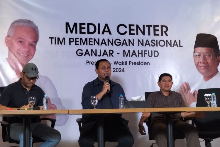Juru Bicara Tim Pemenangan Nasional (TPN) Ganjar-Mahfud, Tama S Langkun (tengah) dalam konferensi pers di media center TPN, Jalan Cemara, Jakarta, Selasa (31/10/2023).