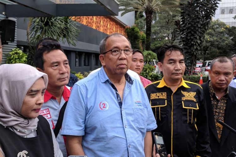 Mantan Pembalap Alex Asmasoebrata memberikan keterangan ke media terkait pemeriksaan yang di alaminya di Mapolda Metro Jaya pada Selasa (5/3/2019) 
