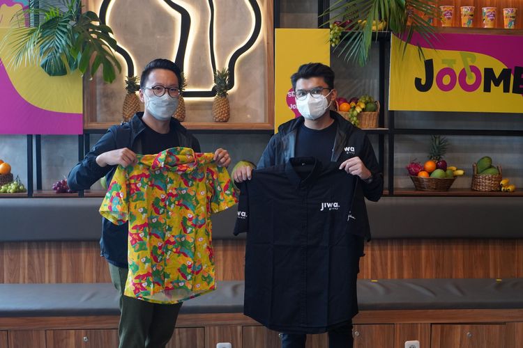 CEO Jiwa Group Billy Kurniawan dan Co-founder Joomba Wendy Noel Wijaya melakukan simbolisasi penyerahan baju Joomba dan Jiwa Group