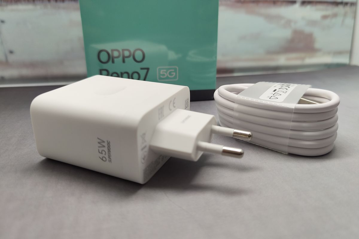 Kelengkapan charger Oppo Reno 7 5G dengan kepala charger 65 Watt.