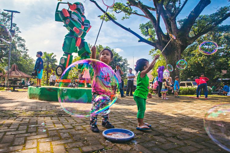 Keseruan anak-anak bermain saat berkunjung ke salah satu taman di Kota Bandung.
