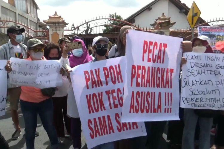#---Ratusan warga Desa Gesikan Kecamatan Pakel Tulungagung Jawa Timur, mendatangi kantor desa, mendesak perangkat desa yang diduga melakukan tindakan asusila dipecat, Kamis (14/12/2023).---#