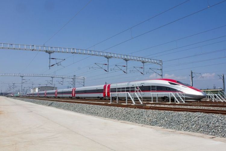 Kereta cepat Whoosh. Cara pesan tiket kereta cepat Whoosh untuk rombongan via WhatsApp. Cara pesan tiket kereta cepat Whoosh melalui WhatsApp.