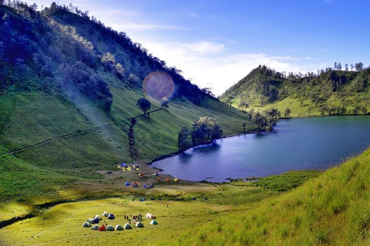 Keindahan panorama Ranu Kumbolo yang memikat para pendaki di Gunung Semeru.