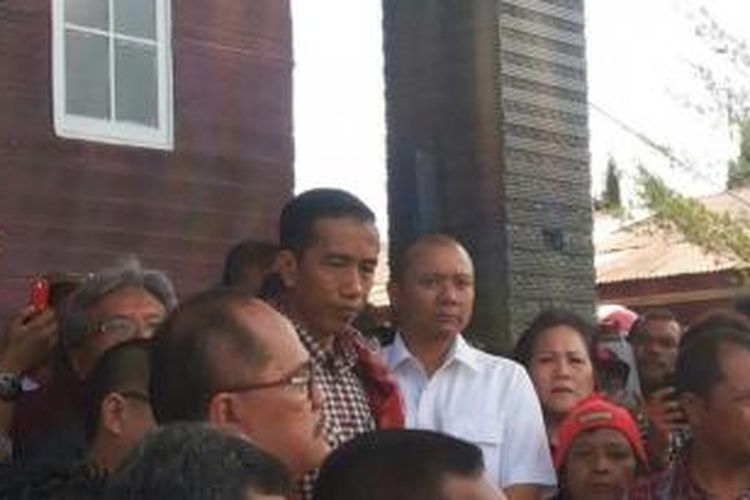Calon presiden Joko Widodo (tengah) mengunjungi lokasi pengungsian warga terdampak erupsi Gunung Sinabung di Gereja Batak Karo Protestan (GBKP) Kabanjahe, Kabupaten Karo, Sumatera Utara, Selasa (10/6/2014). 