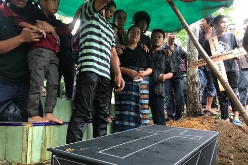 Hujan Lebat Iringi Pemakaman Balita Korban Penikaman oleh Paman Sendiri