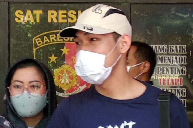 YouTuber Ferdian Paleka terlihat mengenakan topi putih dan masker saat keluar dari Kantor Satreskrim Polrestabes Bandung, Rabu (4/6/2020).