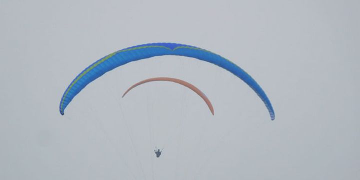 Sejumlah atlet paralayang menghiasi langit sekitar Puncak pada hari terakhir uji coba kejuaraan atau test event Asian Games 2018 cabang paralayang, di kawasan Puncak, Bogor, Jawa Barat, Senin (14/8/2017).