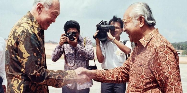 Inilah salah satu momen saat Presiden Indonesia Soeharto saat bertemu dengan Perdana Menteri Singapura Lee Kuan Yew. Kedua pemimpin Asia Tenggara ini dikenal menjalin persahabatan yang sangat dekat.