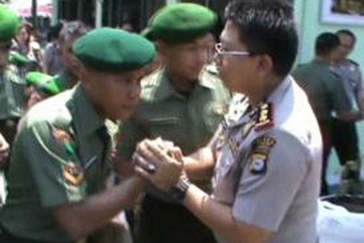 Setelah terlibat bentrokan di arena road race manding Polewali mandar aparat TNI-Polisi akhirnya rujuk kembali.