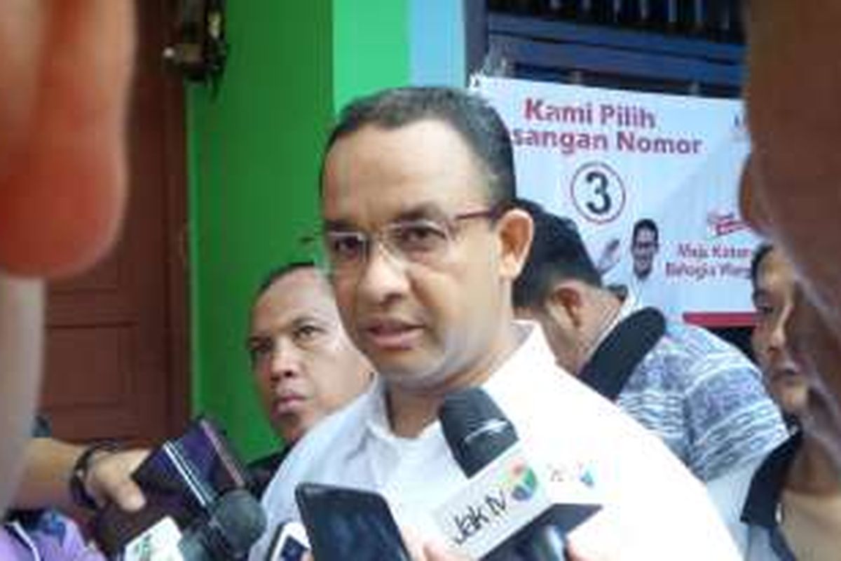 Calon gubernur DKI Jakarta nomor pemilihan tiga, Anies Baswedan, saat wawancara di tengah kunjungannya ke Kelurahan Cipulir, Kecamatan Kebayoran Lama, Jakarta Selatan, Kamis (10/11/2016).