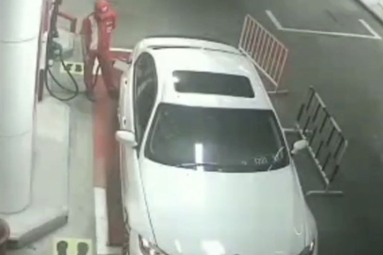 Sebuah mobil BMW berwarna putih kabur tak membayar tagihan isi bensin hingga full di Stasiun Pengisian Bahan Bakar Umum (SPBU) Kodam Bintaro 34-12304 di Jalan Bintaro Permai Raya, Pesanggrahan, Jakarta Selatan pada pada Jumat (30/7/2021) sekitar pukul 04.15 WIB.