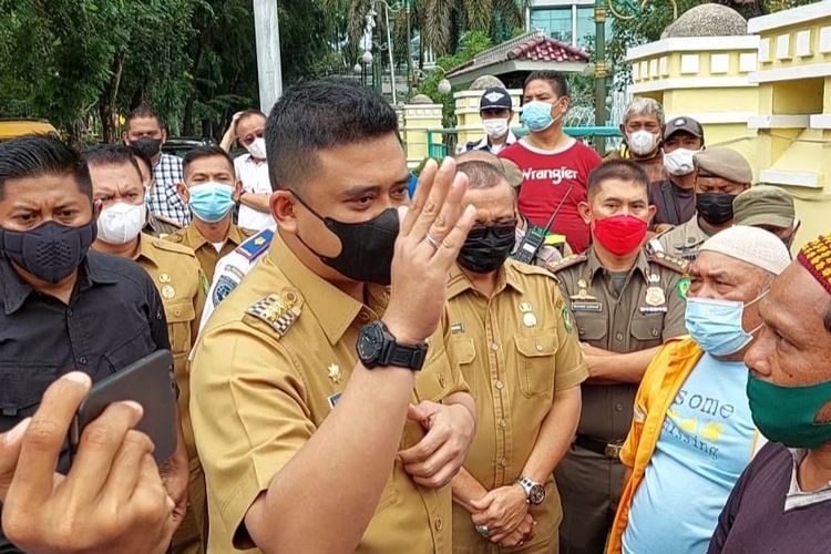 Wali Kota Medan, Bobby Nasution menjumpai para pengunjuk rasa yang memprotes penerapan e-Parking di Medan.