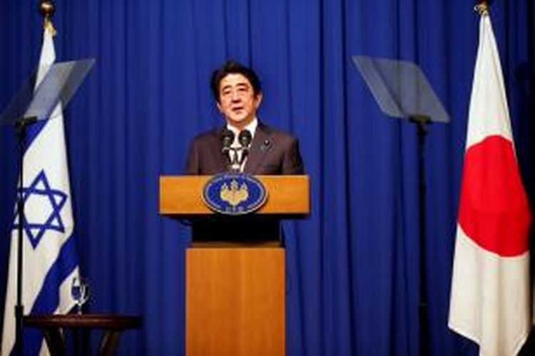 Perdana Menteri Jepang Shinzo Abe dalam kunjungannya di Jerusalem, Selasa (20/1/2015), memberikan pernyataan terkait penyanderaan dua warganya oleh ISIS. Dalam pidatonya, Abe menegaskan pemerintahannya tidak akan tunduk terhadap tekanan teroris.