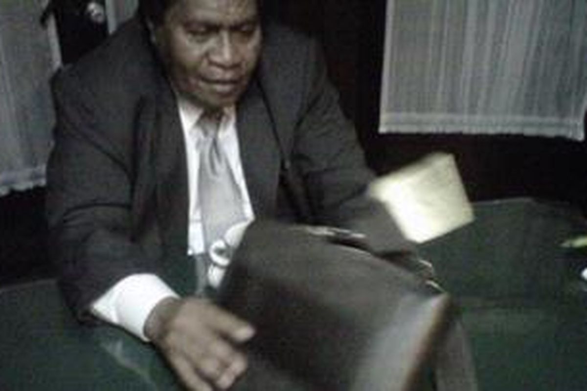 Tas hitam milik Nazaruddin masih di tangan Dubes RI untuk Kolombia, Michael Menufandu. Tas itu diantaranya berisi empat hape dan dompet Nazaruddin. Tas saat ini disegel oleh Dubes.