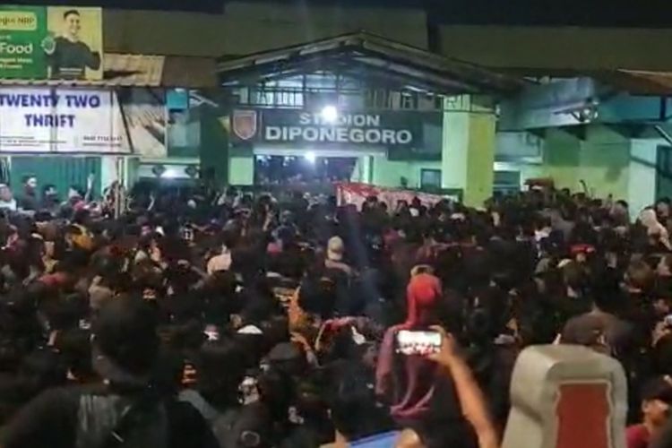 Konser Slank di Stadion Diponegoro Semarang, Jawa Tengah rusuh karena banyak penonton tak melakukan registrasi