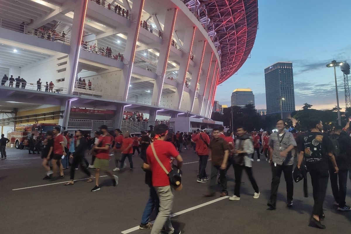 Suporter Indonesia berbondong-bondong keluar Stadion Utama Gelora Bung Karno (SUGBK), Tanah Abang, Jakarta Pusat, Kamis (29/12/2022).
