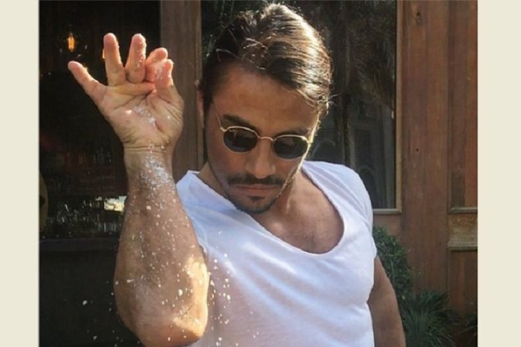 Nusret Gokce, koki sekaligus pemilik restoran steak Nusr-Et di New York, Amerika Serikat, terkenal dengan aksinya menabur garam atau Salt Bae. (Instagram @nusr_et)