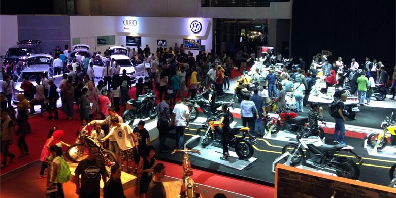 Suasana IIMS 2016 di hall B di JIEXpo, Kemayoran, Jakarta Selatan, Sabtu (9/4/2016).