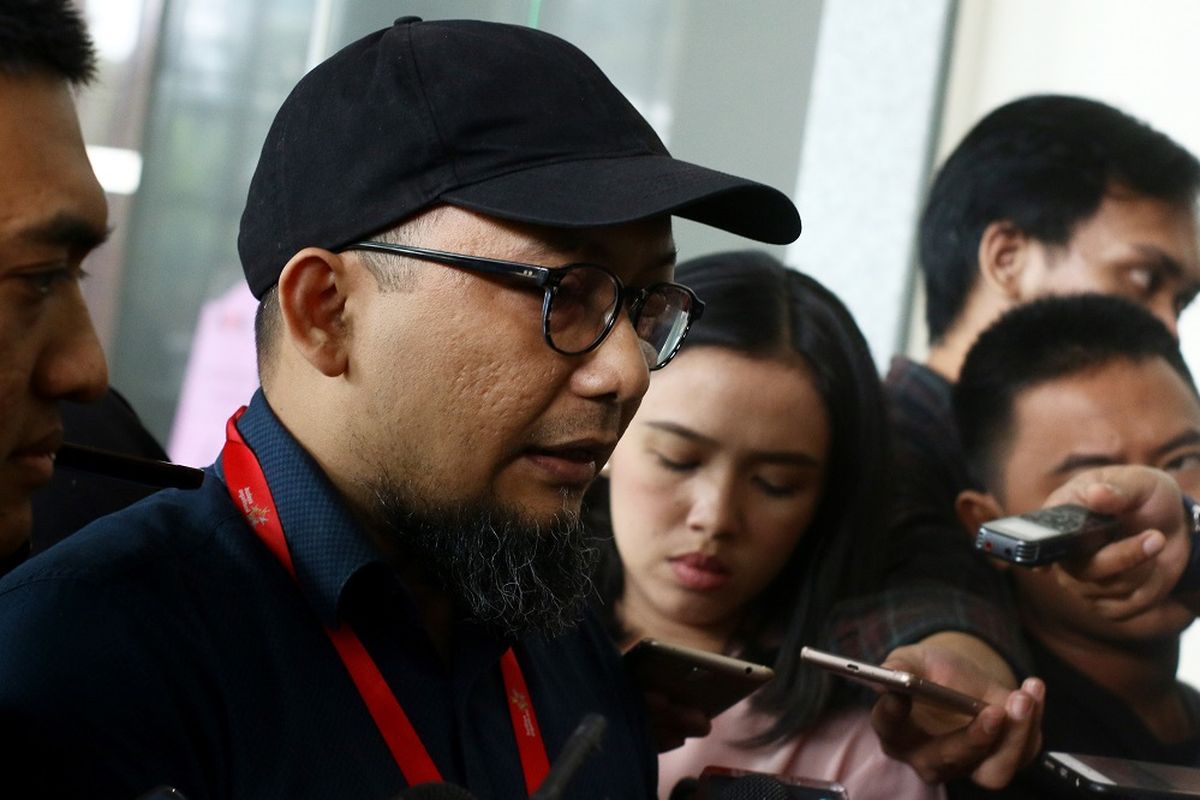 Korban penyerangan air keras yang merupakan Penyidik KPK Novel Baswedan memberikan tanggapan kepada wartawan terkait hasil Investigasi Tim Gabungan Pencari Fakta (TGPF) di Gedung KPK, Jakarta, Rabu (10/7/2019). Dalam tanggapannya Novel mengatakan hasil Investigasi Tim Gabungan Pencari Fakta (TGPF) diharapkan dapat mengungkap siapa pelaku kasus penyerangan air keras terhadap dirinya. ANTARA FOTO/Rivan Awal Lingga/ama.