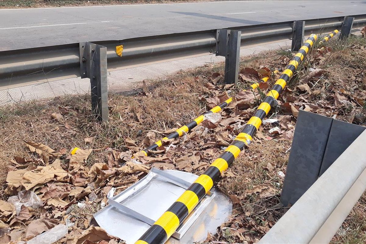 Portal penghalau truk bertonase di atas 8 ton yang dipasang Dinas Perhubungan Kota Bekasi di akses keluar Tol Kalimalang 2 roboh dihajar truk kontainer, Jumat (9/8/2019).