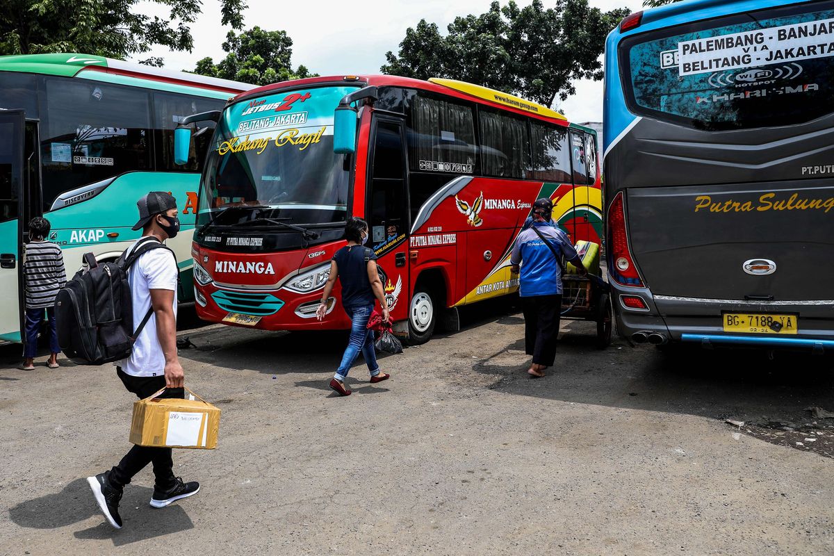 Calon penumpang bersiap naik bus di Terminal Kalideres, Jakarta Barat, Jumat (24/4/2020). Presiden RI Joko Widodo memutuskan untuk melarang mudik lebaran 2020 di tengah pandemi COVID-19 mulai 24 April guna mencegah perluasan penyebaran COVID-19 di wilayah Indonesia.