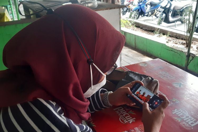 Larasati Reyma (30), youtuber asal Klaten, Jawa Tengah saat mengedit video untuk di-upload di channel youtube-nya.