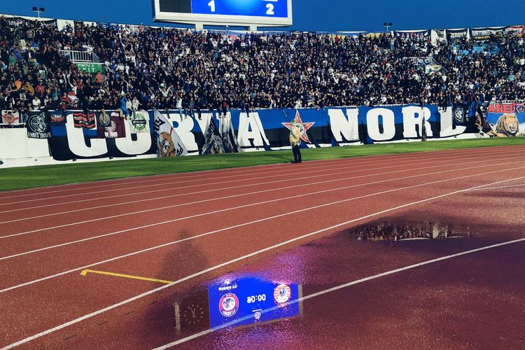 Aremania memadati stadion saat laga pekan ke-12 Super League 2025-2026 saat melawan Persija Jakarta yang berakhir dengan skor 1-2 di Stadion Kanjuruhan Kepanjen, Kabupaten Malang, Sabtu (8/11/2025) malam. 
