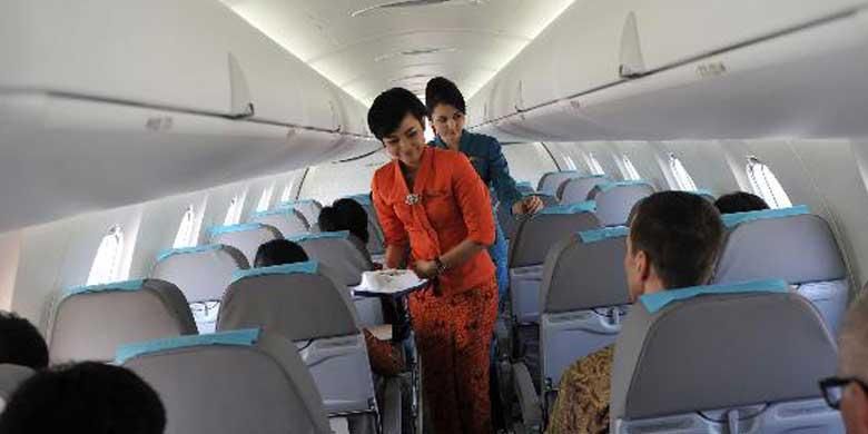 Pramugari Garuda Indonesia melayani penumpang yang mengikuti inaugural flight pesawat terbarunya Bombardier CRJ1000 NextGen dari Makassar tujuan Jakarta, Jumat (12/10/2012). Pesawat pertama dari 18 yang dipesan tersebut nantinya akan melayani penerbangan dari HUB Makassar ke beberapa kota di Indonesia Timur di antaranya Ternate, Mataram, Kendari, Surabaya, dan Bali.