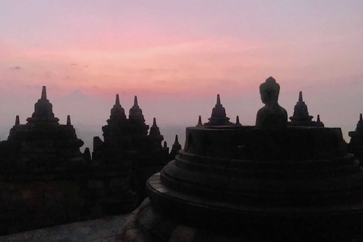 Suasana pagi di Candi Borobudur, Magelang, Jawa Tengah.