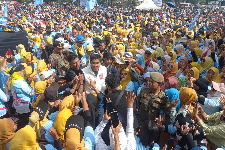 Maruarar Sirait dikerubuni warga Sumedang di Alun-alun Sumedang, Jabar, Minggu (4/2/2024). 