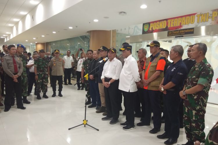 Menteri Koordinator Pembangunan Manusia dan Kebudayaan Muhadjir Effendy saat melakukan konferensi pers usai penjemputan 69 ABK Diamond Princess di Bandara Kertajati, Senin (2/3/2020) dini hari.