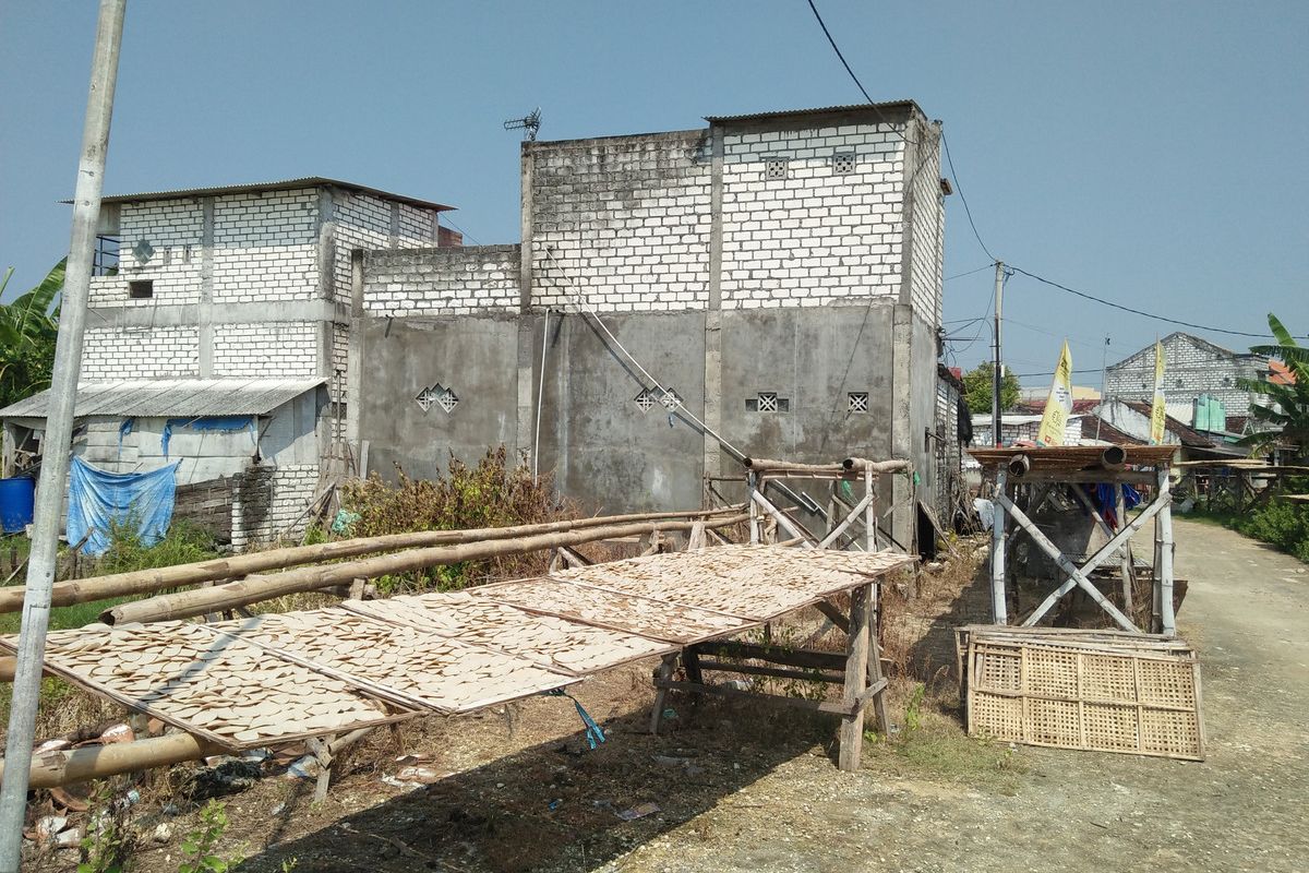 Kebiasaan menjemur krupuk di depan dan samping rumah diharapkan bakal tidak lagi ada saat kawasan kampung krupuk rampung di Desa Srowo, Kecamatan Sidayu, Gresik, Jawa Timur.