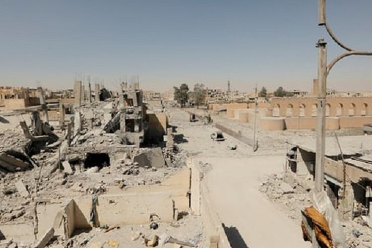 Kota Raqqa, Suriah utara, yang menjadi ibu kota kekhalifahan ISIS, kini telah hancur dan ribuan militan telah meninggalkan kota itu setelah kehilangan wilayahnya. Kota itu jatuh ke tangan pasukan Kurdi yang didukung AS. 