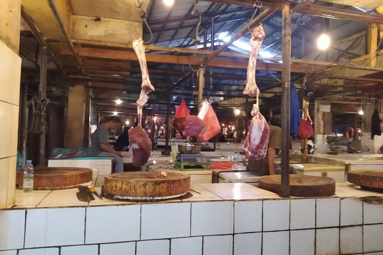 Pedagang daging sapi yang mulai berjualan usai mogok jualan di Pasar Anyar, Kota Tangerang, Banten, Senin (25/1/2021) siang. 