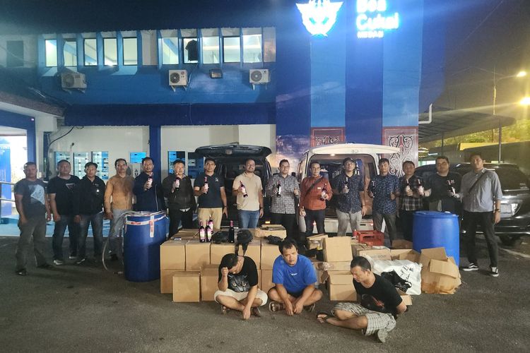 Tim dari Kodam 1 Bukit Barisan saat menggerebek gudang miras ilegal di Kecamatan Medan Helvetia, Kota Medan, Kamis (25/4/2024) malam