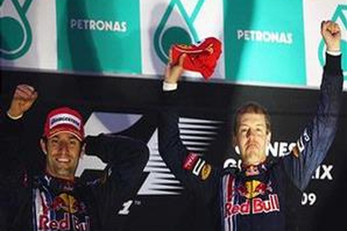 Duo Red Bull Racing, Sebastian Vettel (kanan) dan rekan setimnya, Mark Webber, diprediksi akan berprestasi lagi di GP Bahrain.