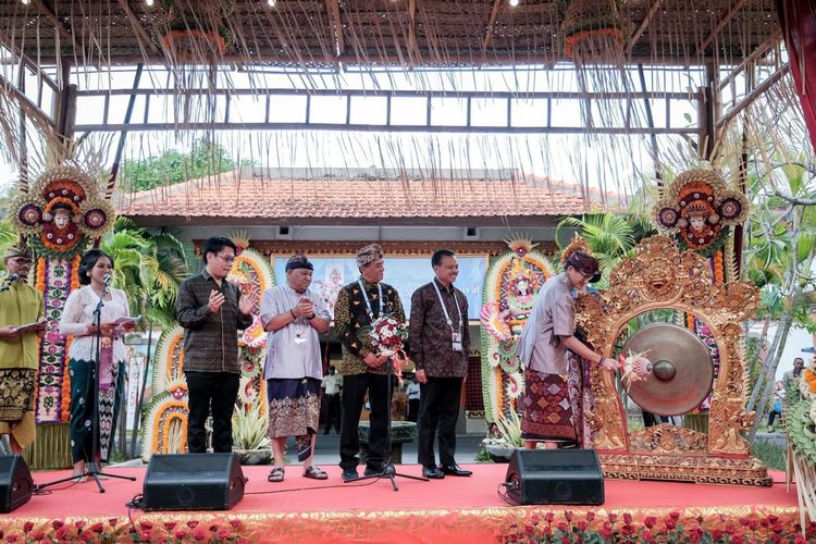 Menteri Pariwisata dan Ekonomi Kreatif (Menparekraf) Sandiaga Salahuddin Uno saat membuka Bali Street Carnival, side event World Water Forum ke-10, Senin (20/5/2024) di Bali Collection, Nusa Dua, Bali.