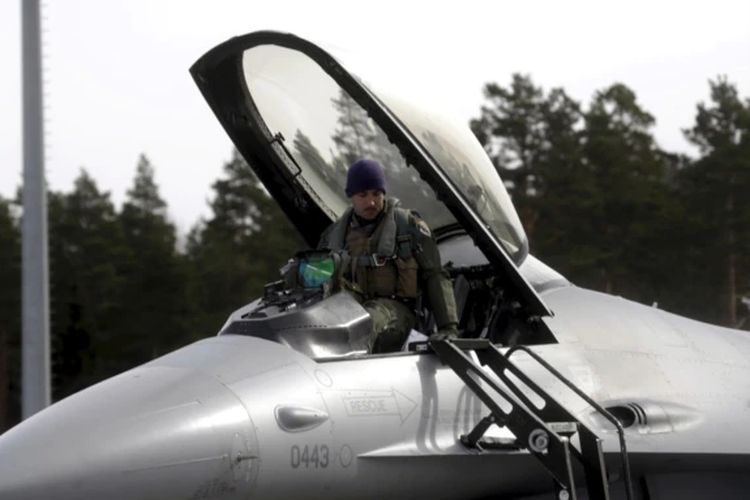 Seorang pilot Skuadron Tempur 510 Angkatan Udara AS (USAF) keluar dari pesawat tempur F-16 miliknya di pangkalan udara Amari.