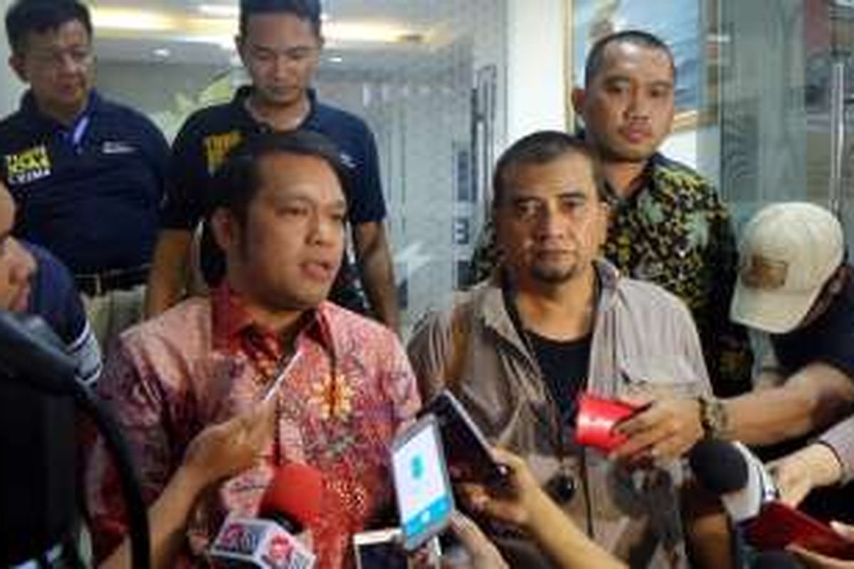 Rekan Gatot Brajamusti, Wahyuhono Adi Paripurno bersama kuasa hukumnya, Suhendra Asido Hutabarat usai menjalani pemeriksaan di Resmob Polda Metro Jaya, Jakarta Selatan, Senin (19/9/2016).