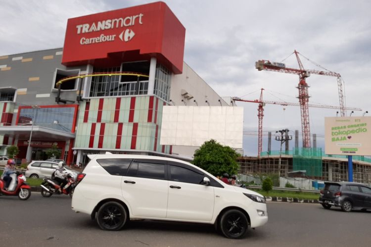 Tampak crane pembangunan gedung di Komplek mall Transmart di Jalan Arteri Supadio, Kabupaten Kubu Raya, Kalimantan Barat, patah, Senin (23/12/12/). Peristiwa nahas tersebut menewaskan satu orang pekerja.