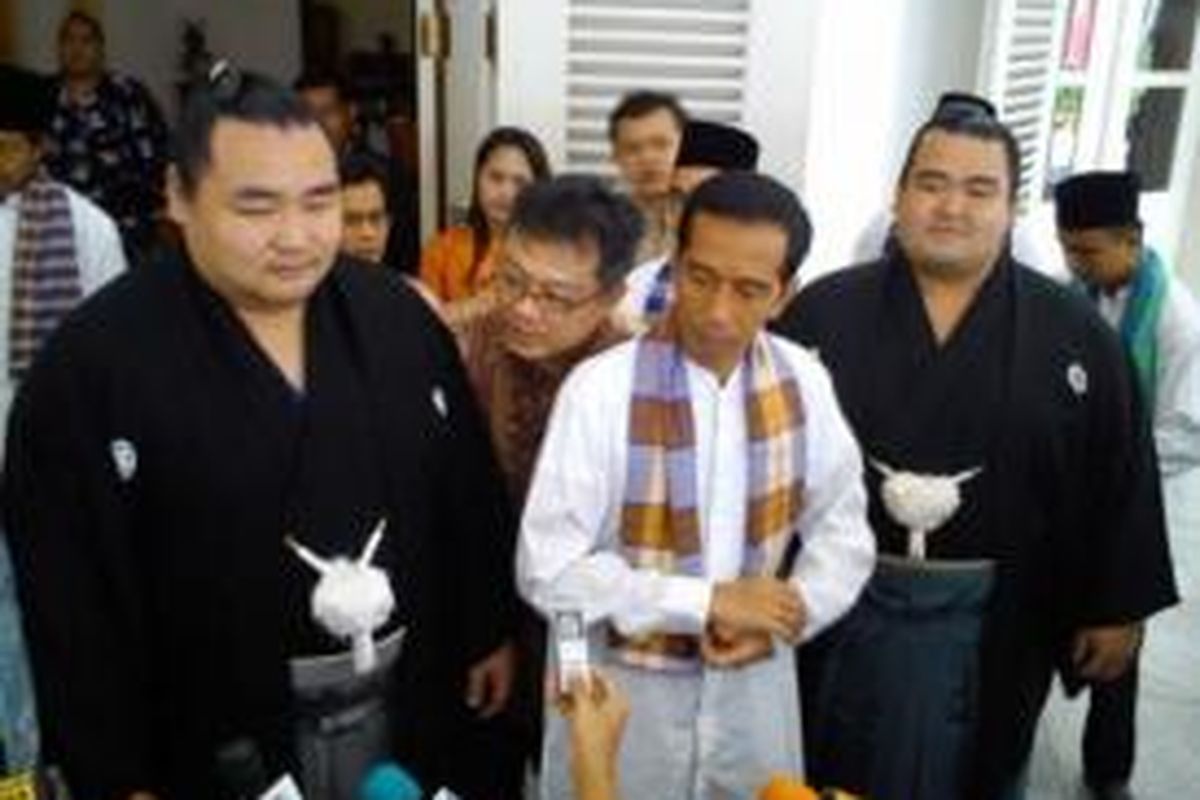 Gubernur DKI Jakarta Joko Widodo diapit dua atlet sumo asal Jepang Kakuryu dan Koto Shogiku di Balaikota DKI, Jumat (23/8/2013).