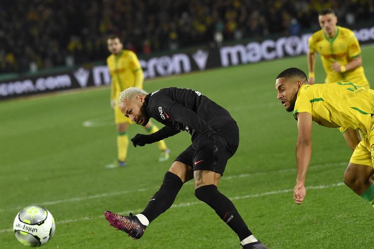 Nantes vs PSG: Penyerang PSG Neymar menendang dan gagal mengeksekusi penalti pada pertandingan Ligue 1 Perancis antara FC Nantes vs PSG di Stade de la Beaujoire?Louis Fonteneau, Perancis barat, pada 19 Februari 2022.