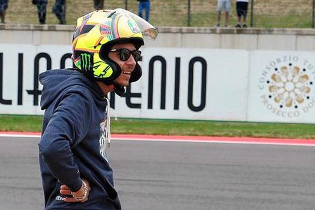Valentino Rossi menggunakan helm Arai Ram4 tetapi dengan logo AGV.