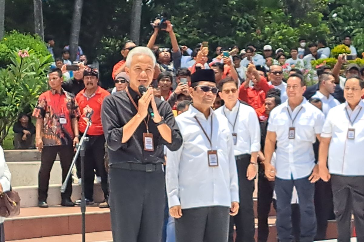 Bakal calon presiden Ganjar Pranowo dan bakal calon presiden Mahfud MD berpidato di Monumen Proklamasi, Jakarta, sebelum mendaftar ke Kantor Komisi Pemilihan Umum (KPU), Kamis (19/10/2023).
