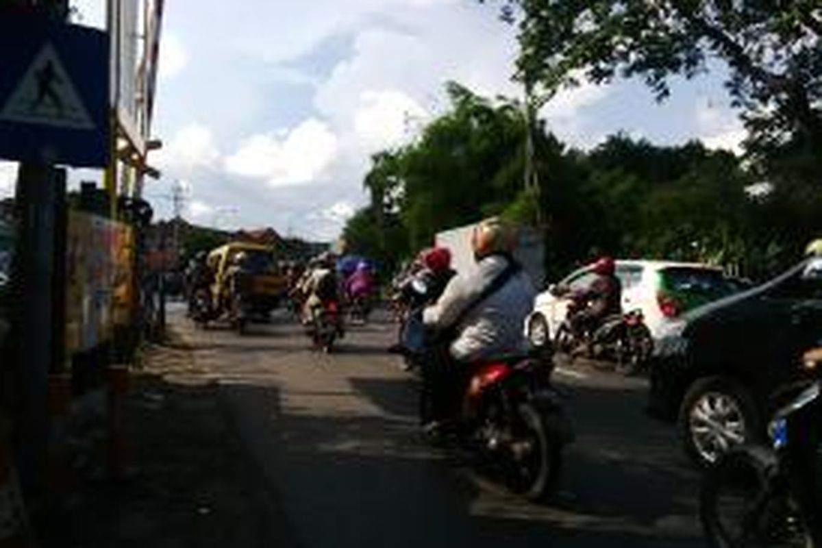 Perlintasan KA Jalan Demak Surabaya.